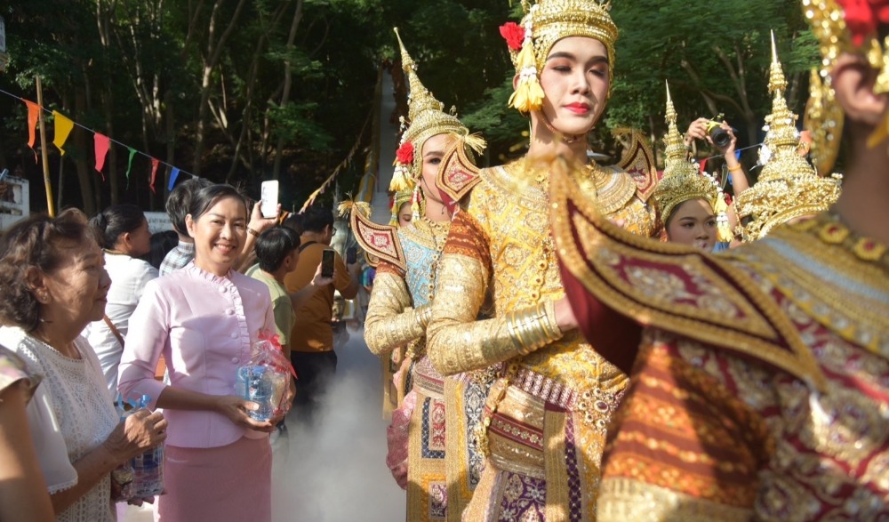 งานประเพณีตักบาตรเทโว วัดเขาดีสลัก