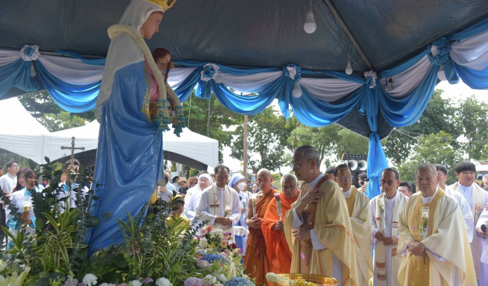 งานประเพณีแห่แม่พระทางสายน้ำ