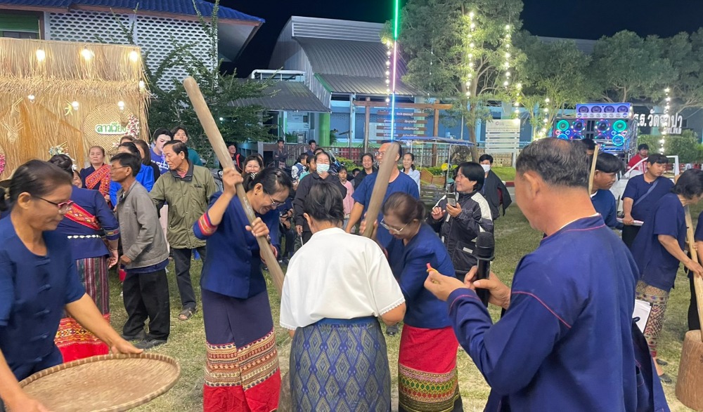งานอนุรักษ์สืบสานประเพณีตำข้าวเม่า วิถีชาวบ้านโข้ง