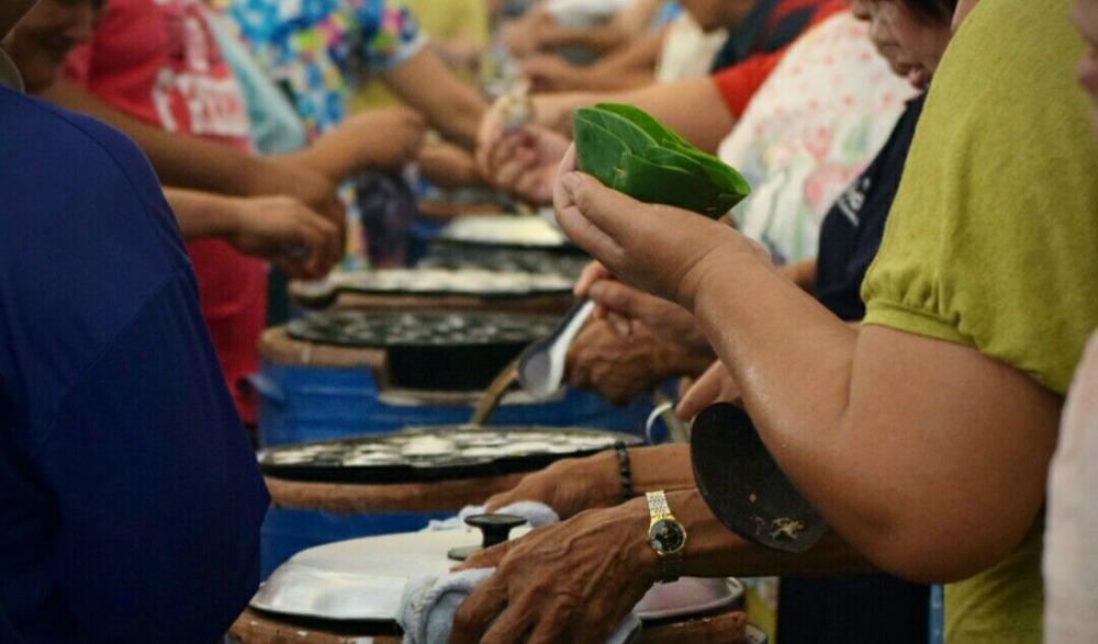 งานประเพณีตักบาตรขนมครก