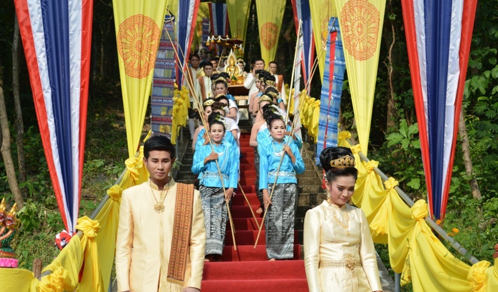ประเพณีตักบาตรเทโวโรหณะ วัดสันติธรรมบรรพต