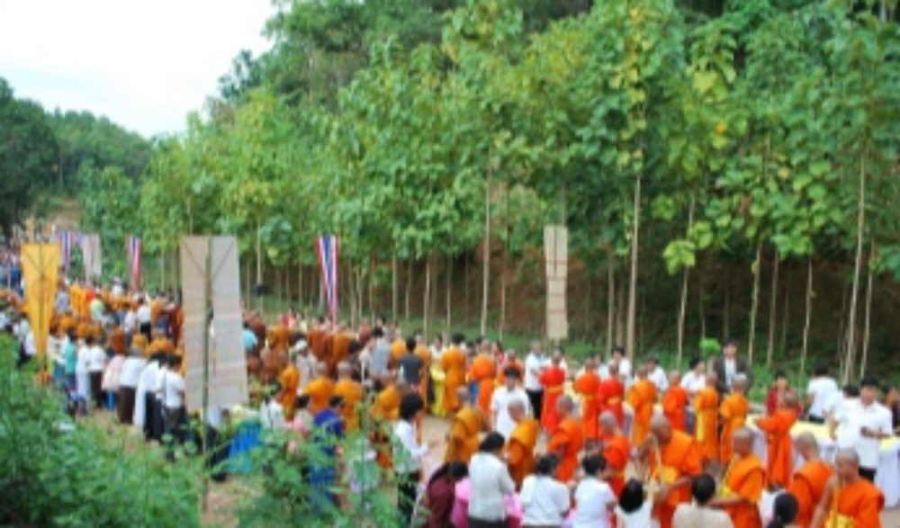 ประเพณีตักบาตรเทโวโรหณะ วัดสันติธรรมบรรพต