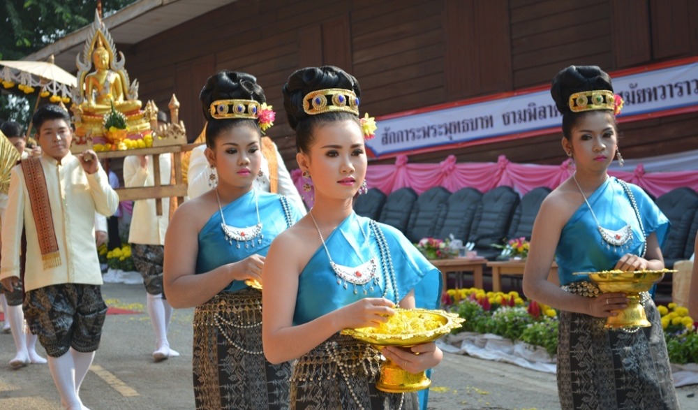 ประเพณีตักบาตรเทโวโรหณะ วัดสันติธรรมบรรพต