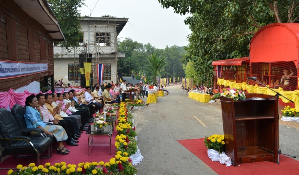 ประเพณีตักบาตรเทโวโรหณะ วัดสันติธรรมบรรพต