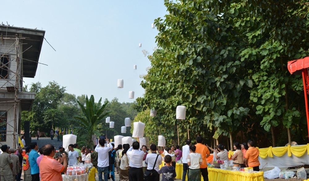 ประเพณีตักบาตรเทโวโรหณะ วัดสันติธรรมบรรพต