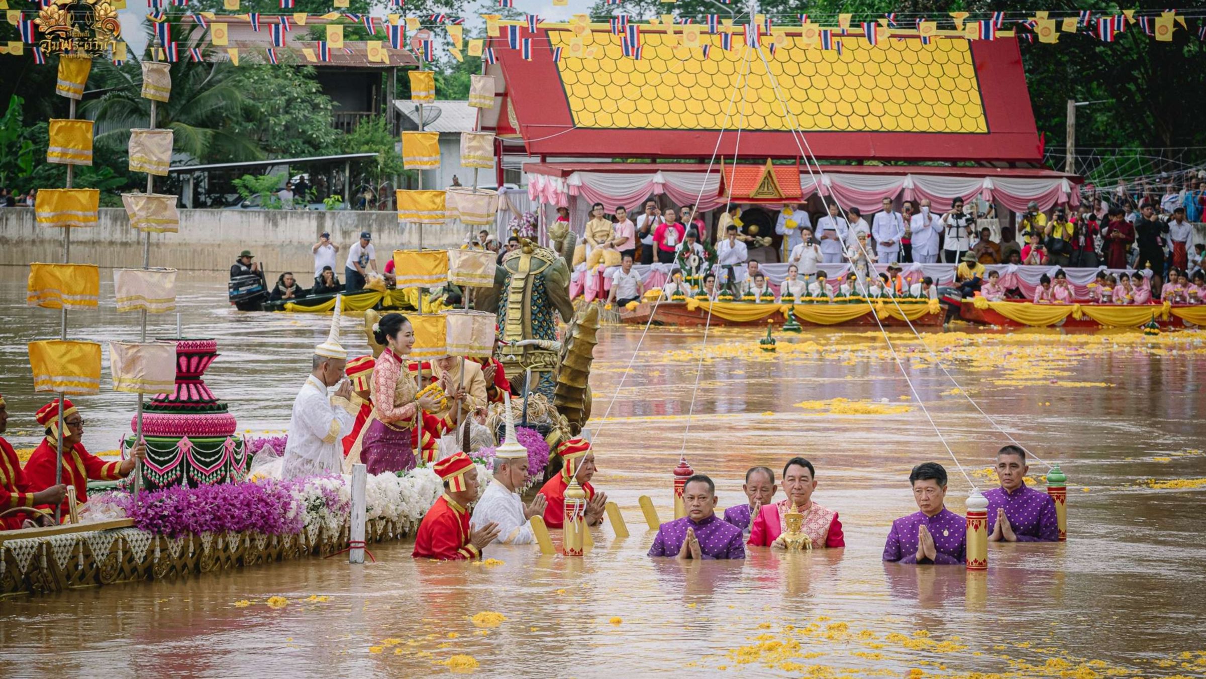 งานประเพณีอุ้มพระดำน้ำ