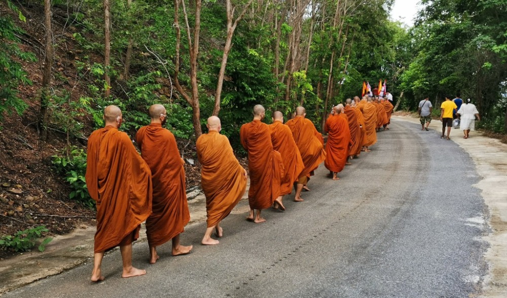 ทอดกฐินสามัคคีและตักบาตรเทโวโรหณะ ณ วัดไกลกังวล (เขาสารพัดดีศรีเจริญธรรม)