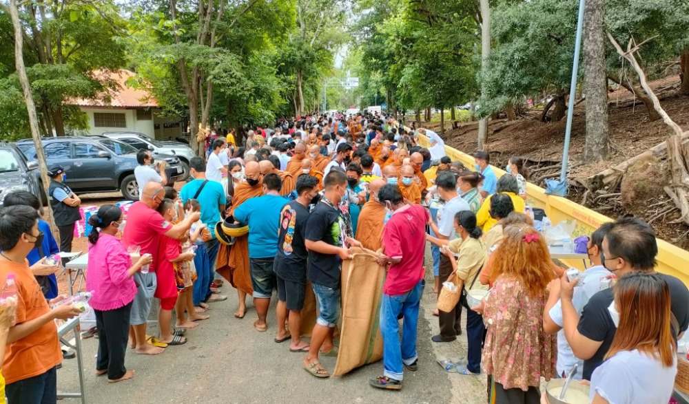 ทอดกฐินสามัคคีและตักบาตรเทโวโรหณะ ณ วัดไกลกังวล (เขาสารพัดดีศรีเจริญธรรม)